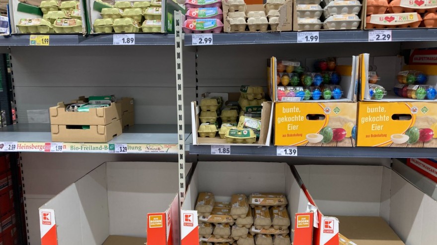 Supermarktregal mit Lücken