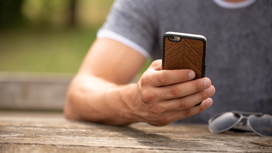 Männerhand mit Mobiltelefon