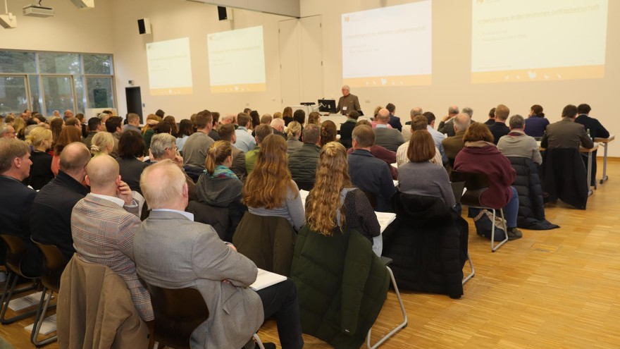 Viele Leute in einem Raum sitzend