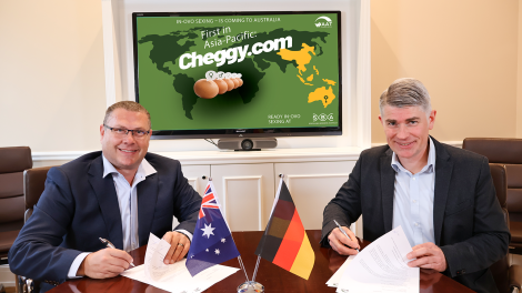 Zwei Männer unterzeichnen einen vertrag