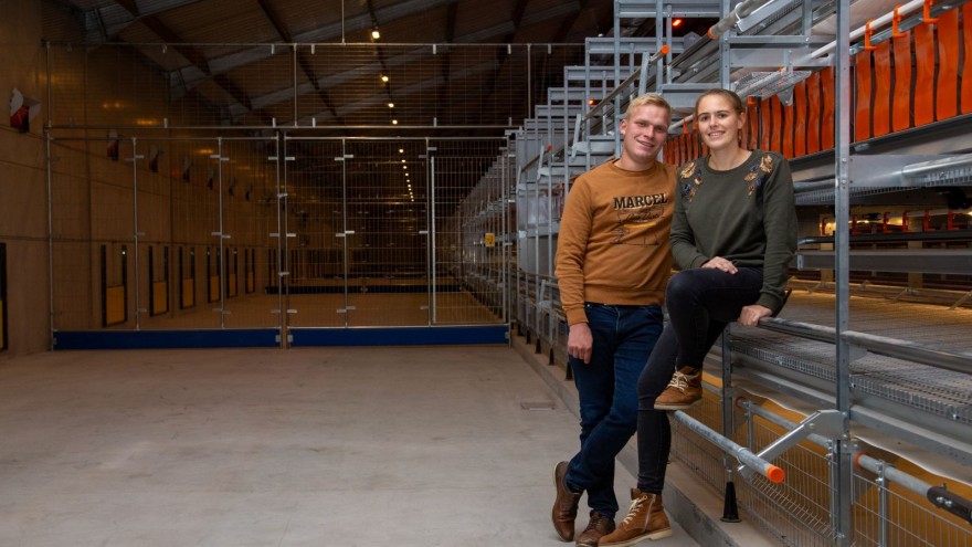 Zwei Landwirte im Geflügelstall