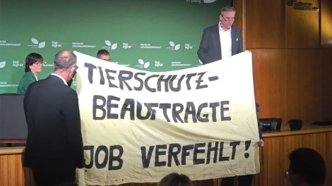 ein banner wird hochgehalten