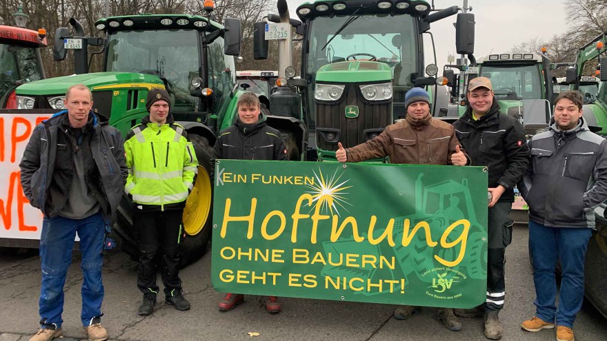 Traktor und Landwirte mit einem Transparent