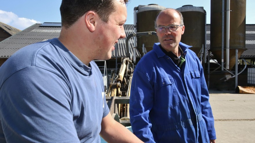 Junger und alter Landwirt