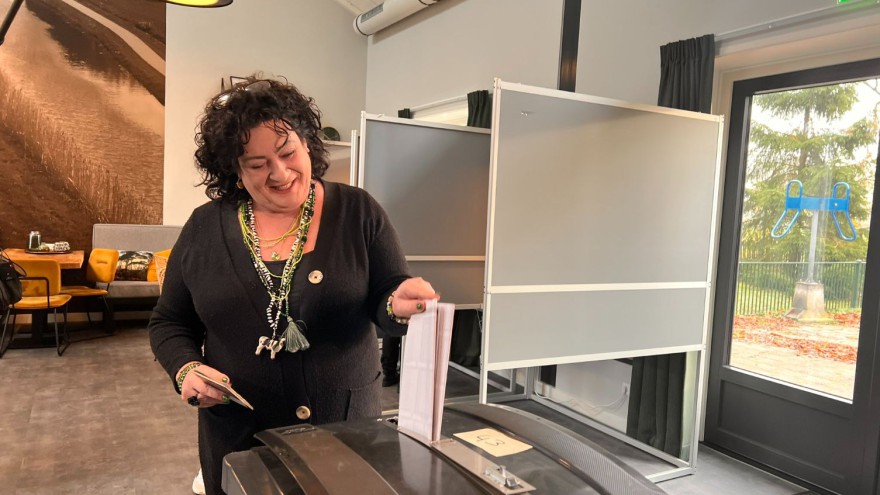 Caroline van der Plas gibt ihre Stimme ab
