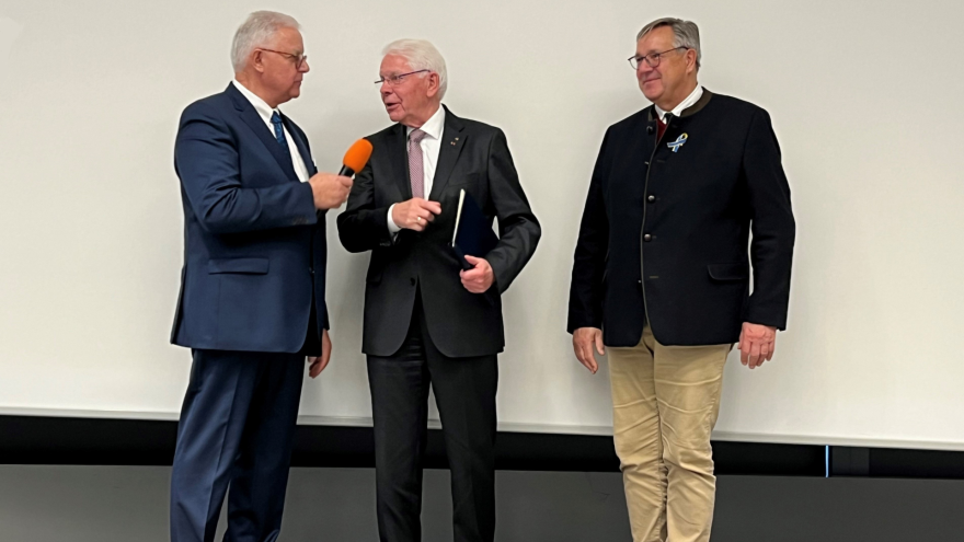 Glückwünsche für Paul-Heinz Wesjohann (M.) vom scheidenden ZDG-Präsidenten Friedrich-Otto Ripke (l.) und seinem Nachfolger Hans-Peter Goldnick.