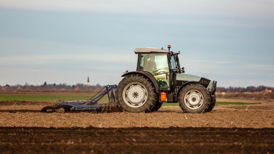 Traktor auf einem Feld
