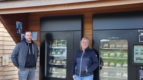 Mann und Frau vor Eierautomat