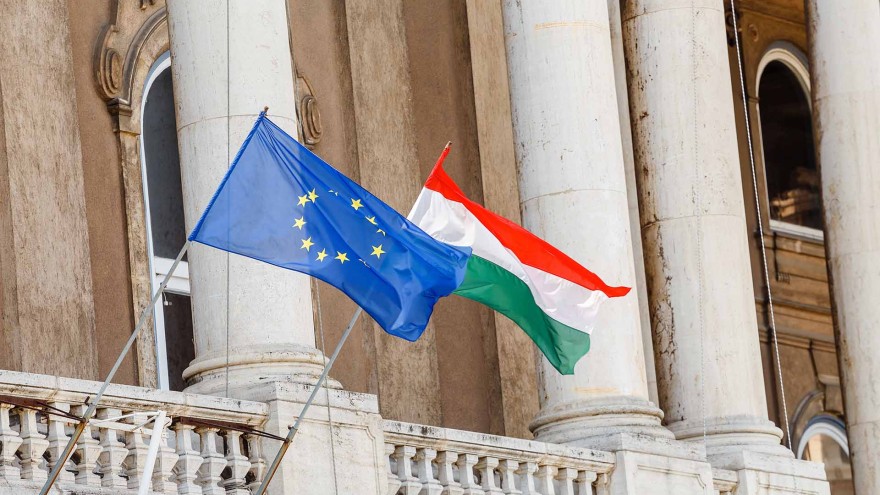 Flaggen der EU und Ungarn
