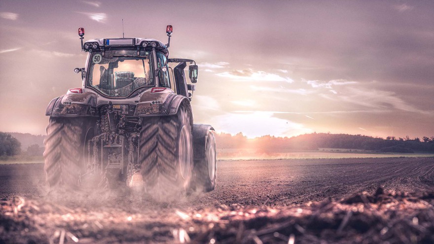 Traktor auf einem Feld