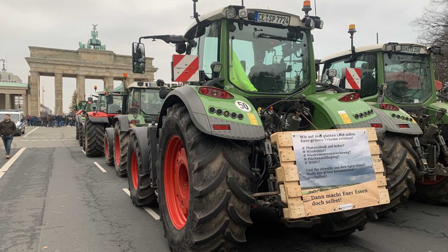 Traktor vor dem Brandenburger Tor
