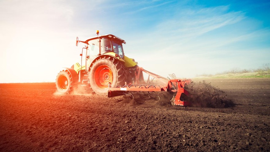 Traktor bei der Bodenbearbeitung