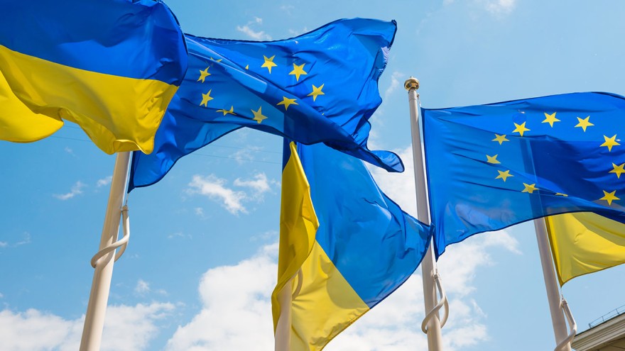 Ukraine und die EU - Flaggen