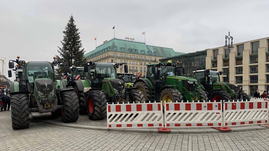 Traktoren vor dem Adlon